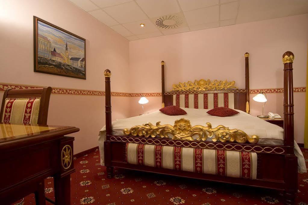 Hotel Alexander'S Nitra Extérieur photo